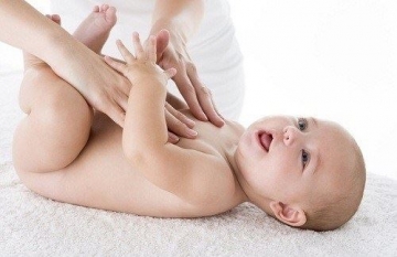 Bé không đi tiêu, xì hơi có mùi có phải do sữa mẹ hôi tanh không?