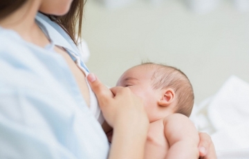 Mách mẹ cách đánh thức trẻ sơ sinh dậy bú giúp bé phát triển toàn diện