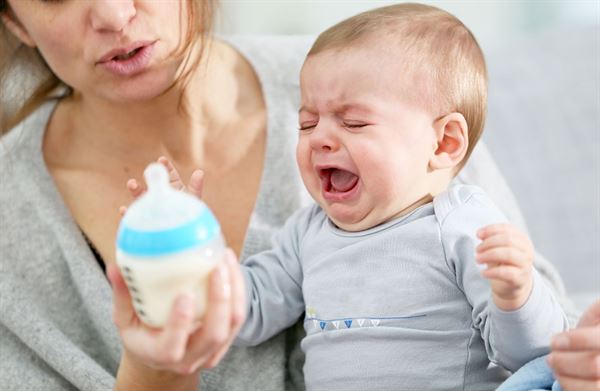 Mùi vị khó chịu khiến bé từ chối ngay sau ngụm nhỏ sữa mẹ
