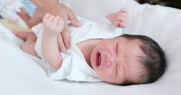 Quấy khóc – nguyên nhân có thể đến từ việc dùng sữa đã bị hỏng