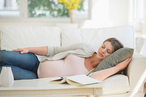 Bà bầu ngủ nghiêng bên trái