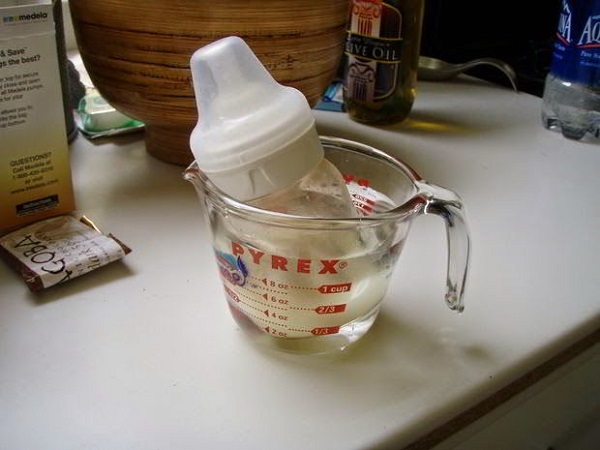 cách hâm nóng sữa mẹ