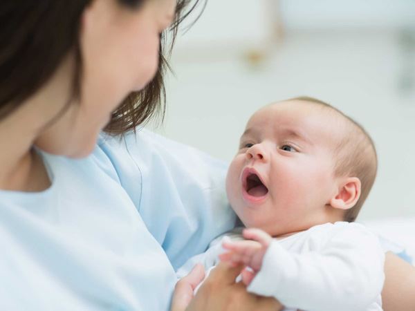 Chơi và tương tác với trẻ sơ sinh