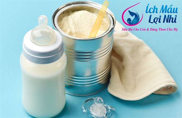 Duy trì 1 bữa sữa công thức/ ngày để bé làm quen