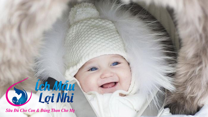 Giữ ấm phần đâu, tay chân cho trẻ khi đi ra ngoài
