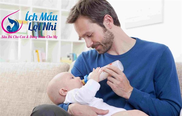Lần đầu bé bú bình, mẹ hãy nhờ sự giúp đỡ của người thân nhé!