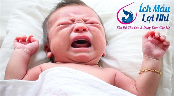 Pha sữa ngoài vào sữa mẹ có thể dẫn đến rối loạn tiêu hóa ở trẻ.