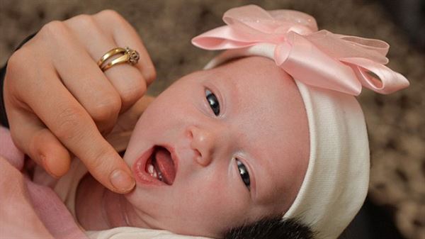 trẻ đang mọc răng