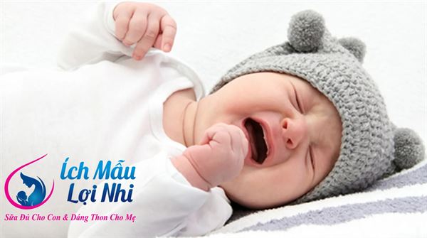 Ngoài sốt thì trẻ sau tiêm phòng có thể quấy khóc nhiều giờ